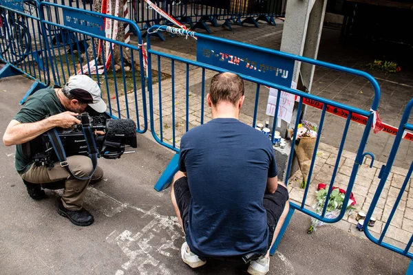 Tel Aviv, İsrail - 8 Nisan 2022 Dizengoff Caddesi 'ndeki Ilka Bar' a düzenlenen terörist saldırının ardından insanlar saldırının gerçekleştiği yere mum ve çiçek bırakmak için geliyorlar.