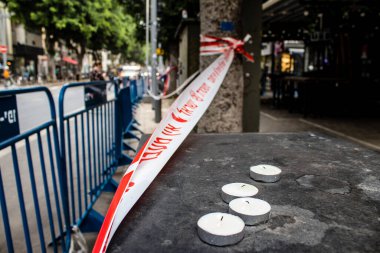 Tel Aviv, İsrail - 8 Nisan 2022 Dizengoff Caddesi 'ndeki Ilka Bar' a yapılan terörist saldırının ardından gazeteciler dün gece yaşananları bildiriyor.