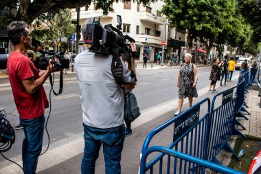 Tel Aviv, İsrail - 8 Nisan 2022 Dizengoff Caddesi 'ndeki Ilka Bar' a yapılan terörist saldırının ardından gazeteciler dün gece yaşananları bildiriyor.