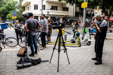 Tel Aviv, İsrail - 8 Nisan 2022 Dizengoff Caddesi 'ndeki Ilka Bar' a yapılan terörist saldırının ardından gazeteciler dün gece yaşananları bildiriyor.