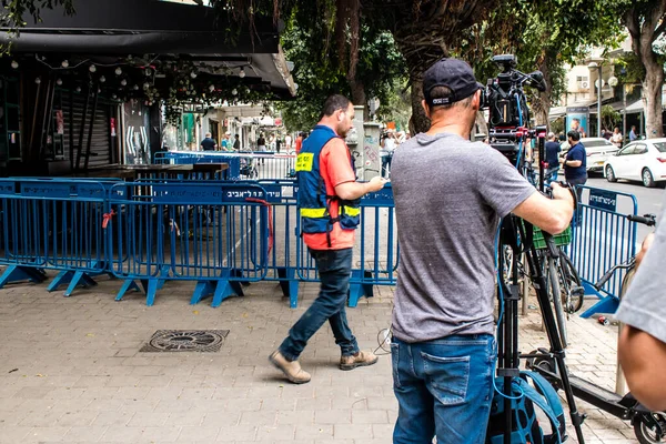 Tel Aviv, İsrail - 8 Nisan 2022 Dizengoff Caddesi 'ndeki Ilka Bar' a yapılan terörist saldırının ardından gazeteciler dün gece yaşananları bildiriyor.
