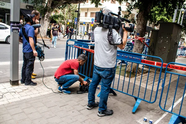 Tel Aviv, İsrail - 8 Nisan 2022 Dizengoff Caddesi 'ndeki Ilka Bar' a yapılan terörist saldırının ardından gazeteciler dün gece yaşananları bildiriyor.