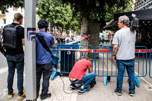 Tel Aviv, İsrail - 8 Nisan 2022 Dizengoff Caddesi 'ndeki Ilka Bar' a yapılan terörist saldırının ardından gazeteciler dün gece yaşananları bildiriyor.