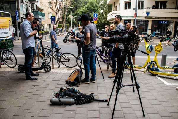 Tel Aviv, İsrail - 8 Nisan 2022 Dizengoff Caddesi 'ndeki Ilka Bar' a yapılan terörist saldırının ardından gazeteciler dün gece yaşananları bildiriyor.