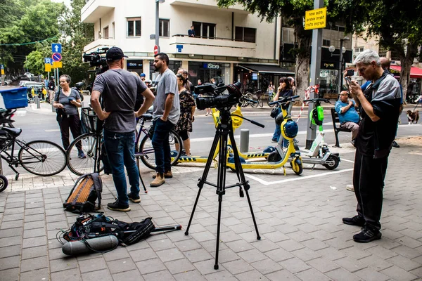 Tel Aviv, İsrail - 8 Nisan 2022 Dizengoff Caddesi 'ndeki Ilka Bar' a yapılan terörist saldırının ardından gazeteciler dün gece yaşananları bildiriyor.