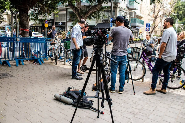 Tel Aviv, İsrail - 8 Nisan 2022 Dizengoff Caddesi 'ndeki Ilka Bar' a yapılan terörist saldırının ardından gazeteciler dün gece yaşananları bildiriyor.