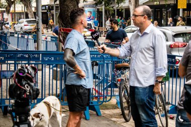 Tel Aviv, İsrail - 8 Nisan 2022 Dizengoff Caddesi 'ndeki Ilka Bar' a yapılan terörist saldırının ardından gazeteciler dün gece yaşananları bildiriyor.