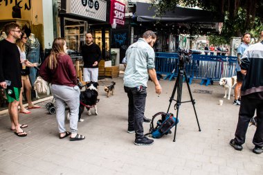 Tel Aviv, İsrail - 8 Nisan 2022 Dizengoff Caddesi 'ndeki Ilka Bar' a yapılan terörist saldırının ardından gazeteciler dün gece yaşananları bildiriyor.