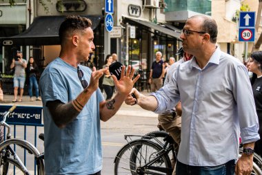 Tel Aviv, İsrail - 8 Nisan 2022 Dizengoff Caddesi 'ndeki Ilka Bar' a yapılan terörist saldırının ardından gazeteciler dün gece yaşananları bildiriyor.