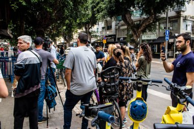 Tel Aviv, İsrail - 8 Nisan 2022 Dizengoff Caddesi 'ndeki Ilka Bar' a yapılan terörist saldırının ardından gazeteciler dün gece yaşananları bildiriyor.