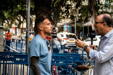 Tel Aviv, İsrail - 8 Nisan 2022 Dizengoff Caddesi 'ndeki Ilka Bar' a yapılan terörist saldırının ardından gazeteciler dün gece yaşananları bildiriyor.