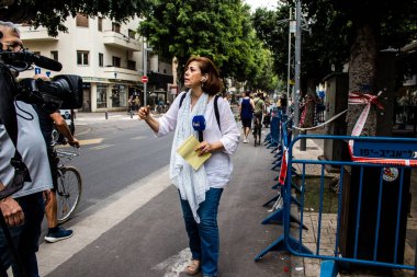 Tel Aviv, İsrail - 8 Nisan 2022 Dizengoff Caddesi 'ndeki Ilka Bar' a yapılan terörist saldırının ardından gazeteciler dün gece yaşananları bildiriyor.