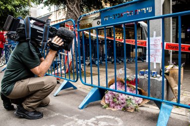 Tel Aviv, İsrail - 8 Nisan 2022 Dizengoff Caddesi 'ndeki Ilka Bar' a yapılan terörist saldırının ardından gazeteciler dün gece yaşananları bildiriyor.