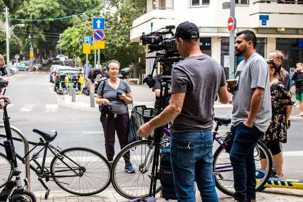 Tel Aviv, İsrail - 8 Nisan 2022 Dizengoff Caddesi 'ndeki Ilka Bar' a yapılan terörist saldırının ardından gazeteciler dün gece yaşananları bildiriyor.