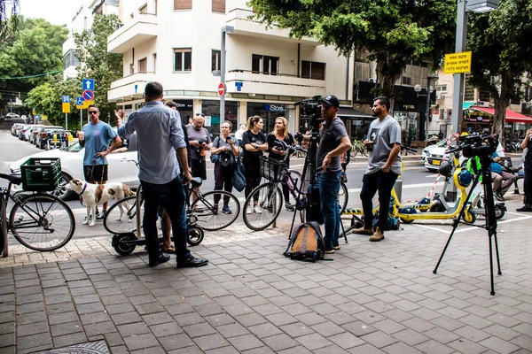 Tel Aviv, İsrail - 8 Nisan 2022 Dizengoff Caddesi 'ndeki Ilka Bar' a yapılan terörist saldırının ardından gazeteciler dün gece yaşananları bildiriyor.