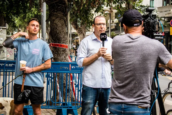 Tel Aviv, İsrail - 8 Nisan 2022 Dizengoff Caddesi 'ndeki Ilka Bar' a yapılan terörist saldırının ardından gazeteciler dün gece yaşananları bildiriyor.