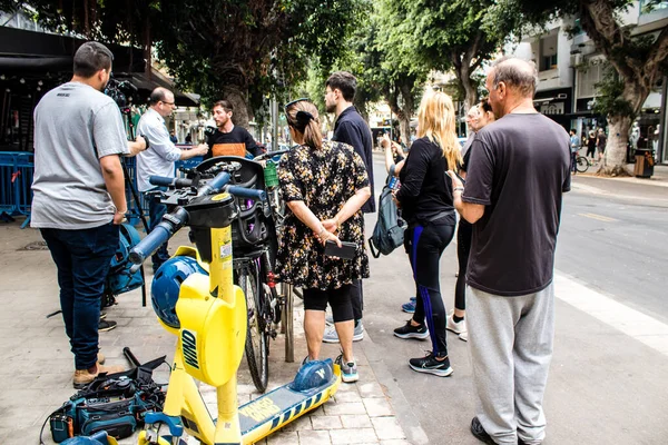 Tel Aviv, İsrail - 8 Nisan 2022 Dizengoff Caddesi 'ndeki Ilka Bar' a yapılan terörist saldırının ardından gazeteciler dün gece yaşananları bildiriyor.