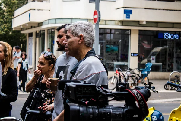 Tel Aviv, İsrail - 8 Nisan 2022 Dizengoff Caddesi 'ndeki Ilka Bar' a yapılan terörist saldırının ardından gazeteciler dün gece yaşananları bildiriyor.