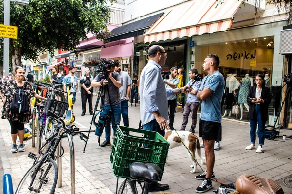 Tel Aviv, İsrail - 8 Nisan 2022 Dizengoff Caddesi 'ndeki Ilka Bar' a yapılan terörist saldırının ardından gazeteciler dün gece yaşananları bildiriyor.