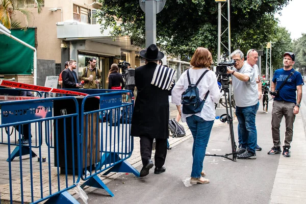 Tel Aviv, İsrail - 8 Nisan 2022 Dizengoff Caddesi 'ndeki Ilka Bar' a yapılan terörist saldırının ardından gazeteciler dün gece yaşananları bildiriyor.