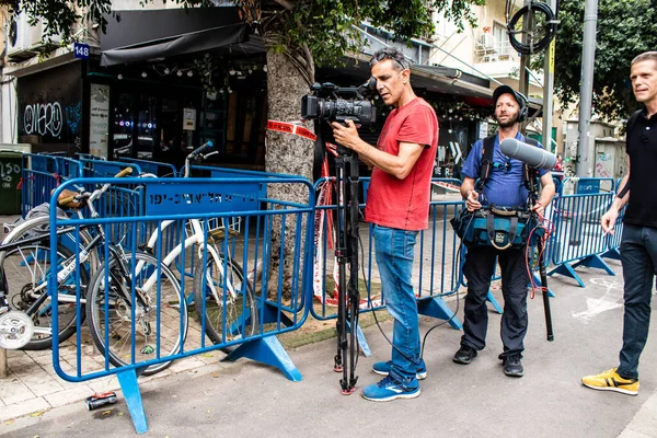 Tel Aviv, İsrail - 8 Nisan 2022 Dizengoff Caddesi 'ndeki Ilka Bar' a yapılan terörist saldırının ardından gazeteciler dün gece yaşananları bildiriyor.