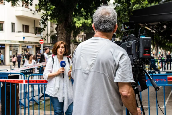 Tel Aviv, İsrail - 8 Nisan 2022 Dizengoff Caddesi 'ndeki Ilka Bar' a yapılan terörist saldırının ardından gazeteciler dün gece yaşananları bildiriyor.