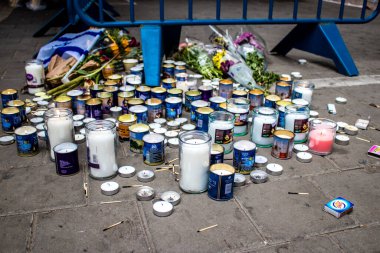 Tel Aviv, İsrail - 8 Nisan 2022 Dizengoff Caddesi 'ndeki Ilka Bar' a düzenlenen terörist saldırının ardından insanlar saldırının gerçekleştiği yere mum ve çiçek bırakmak için geliyorlar.