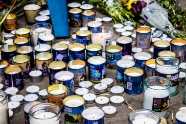 Tel Aviv, İsrail - 8 Nisan 2022 Dizengoff Caddesi 'ndeki Ilka Bar' a düzenlenen terörist saldırının ardından insanlar saldırının gerçekleştiği yere mum ve çiçek bırakmak için geliyorlar.