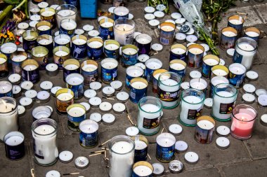 Tel Aviv, İsrail - 8 Nisan 2022 Dizengoff Caddesi 'ndeki Ilka Bar' a düzenlenen terörist saldırının ardından insanlar saldırının gerçekleştiği yere mum ve çiçek bırakmak için geliyorlar.