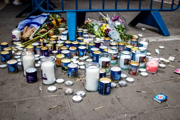 Tel Aviv, İsrail - 8 Nisan 2022 Dizengoff Caddesi 'ndeki Ilka Bar' a düzenlenen terörist saldırının ardından insanlar saldırının gerçekleştiği yere mum ve çiçek bırakmak için geliyorlar.