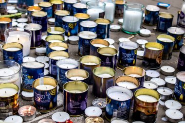 Tel Aviv, İsrail - 8 Nisan 2022 Dizengoff Caddesi 'ndeki Ilka Bar' a düzenlenen terörist saldırının ardından insanlar saldırının gerçekleştiği yere mum ve çiçek bırakmak için geliyorlar.