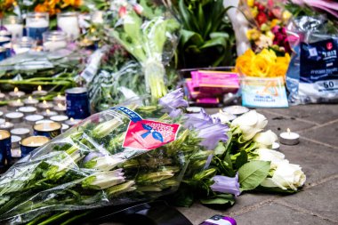 Tel Aviv, İsrail - 8 Nisan 2022 Dizengoff Caddesi 'ndeki Ilka Bar' a düzenlenen terörist saldırının ardından insanlar saldırının gerçekleştiği yere mum ve çiçek bırakmak için geliyorlar.