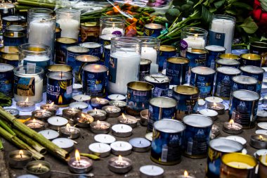 Tel Aviv, İsrail - 8 Nisan 2022 Dizengoff Caddesi 'ndeki Ilka Bar' a düzenlenen terörist saldırının ardından insanlar saldırının gerçekleştiği yere mum ve çiçek bırakmak için geliyorlar.