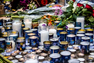 Tel Aviv, İsrail - 8 Nisan 2022 Dizengoff Caddesi 'ndeki Ilka Bar' a düzenlenen terörist saldırının ardından insanlar saldırının gerçekleştiği yere mum ve çiçek bırakmak için geliyorlar.