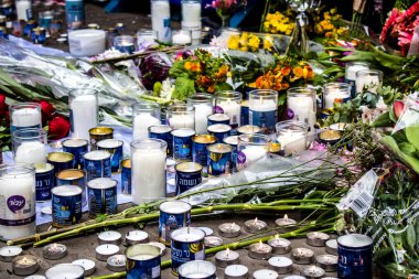 Tel Aviv, İsrail - 8 Nisan 2022 Dizengoff Caddesi 'ndeki Ilka Bar' a düzenlenen terörist saldırının ardından insanlar saldırının gerçekleştiği yere mum ve çiçek bırakmak için geliyorlar.