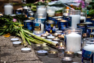 Tel Aviv, İsrail - 8 Nisan 2022 Dizengoff Caddesi 'ndeki Ilka Bar' a düzenlenen terörist saldırının ardından insanlar saldırının gerçekleştiği yere mum ve çiçek bırakmak için geliyorlar.