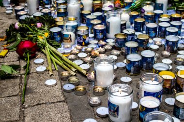 Tel Aviv, İsrail - 8 Nisan 2022 Dizengoff Caddesi 'ndeki Ilka Bar' a düzenlenen terörist saldırının ardından insanlar saldırının gerçekleştiği yere mum ve çiçek bırakmak için geliyorlar.