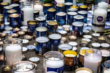 Tel Aviv, İsrail - 8 Nisan 2022 Dizengoff Caddesi 'ndeki Ilka Bar' a düzenlenen terörist saldırının ardından insanlar saldırının gerçekleştiği yere mum ve çiçek bırakmak için geliyorlar.