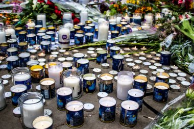 Tel Aviv, İsrail - 8 Nisan 2022 Dizengoff Caddesi 'ndeki Ilka Bar' a düzenlenen terörist saldırının ardından insanlar saldırının gerçekleştiği yere mum ve çiçek bırakmak için geliyorlar.