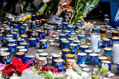 Tel Aviv, İsrail - 8 Nisan 2022 Dizengoff Caddesi 'ndeki Ilka Bar' a düzenlenen terörist saldırının ardından insanlar saldırının gerçekleştiği yere mum ve çiçek bırakmak için geliyorlar.