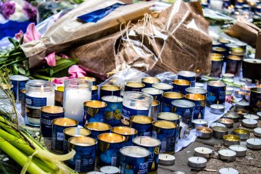 Tel Aviv, İsrail - 8 Nisan 2022 Dizengoff Caddesi 'ndeki Ilka Bar' a düzenlenen terörist saldırının ardından insanlar saldırının gerçekleştiği yere mum ve çiçek bırakmak için geliyorlar.