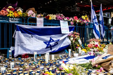 Tel Aviv, İsrail - 8 Nisan 2022 Dizengoff Caddesi 'ndeki Ilka Bar' a düzenlenen terörist saldırının ardından insanlar saldırının gerçekleştiği yere mum ve çiçek bırakmak için geliyorlar.