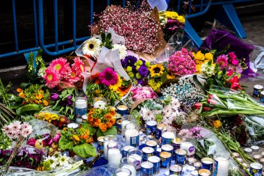 Tel Aviv, İsrail - 8 Nisan 2022 Dizengoff Caddesi 'ndeki Ilka Bar' a düzenlenen terörist saldırının ardından insanlar saldırının gerçekleştiği yere mum ve çiçek bırakmak için geliyorlar.