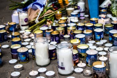 Tel Aviv, İsrail - 8 Nisan 2022 Dizengoff Caddesi 'ndeki Ilka Bar' a düzenlenen terörist saldırının ardından insanlar saldırının gerçekleştiği yere mum ve çiçek bırakmak için geliyorlar.