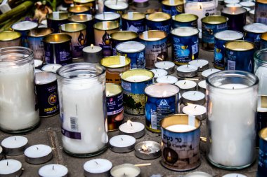 Tel Aviv, İsrail - 8 Nisan 2022 Dizengoff Caddesi 'ndeki Ilka Bar' a düzenlenen terörist saldırının ardından insanlar saldırının gerçekleştiği yere mum ve çiçek bırakmak için geliyorlar.