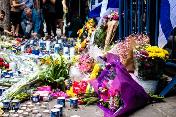 Tel Aviv, İsrail - 8 Nisan 2022 Dizengoff Caddesi 'ndeki Ilka Bar' a düzenlenen terörist saldırının ardından insanlar saldırının gerçekleştiği yere mum ve çiçek bırakmak için geliyorlar.