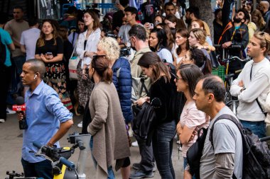 Tel Aviv, İsrail - 8 Nisan 2022 Dizengoff Caddesi 'ndeki Ilka Bar' a yapılan terörist saldırının ardından, genç İsrailli gençler saldırının gerçekleştiği yerde şarkı söylüyorlar.
