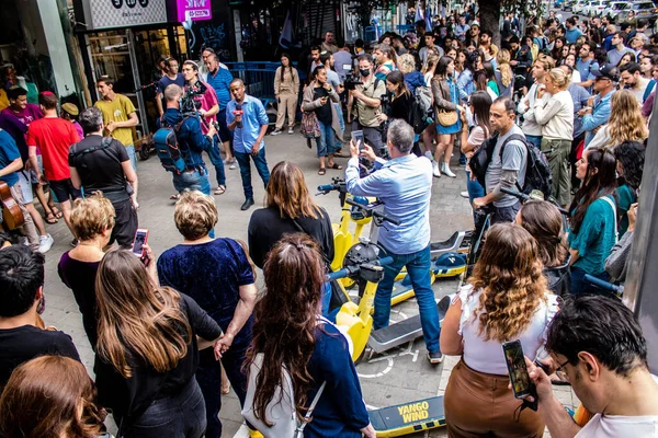 Tel Aviv, İsrail - 8 Nisan 2022 Dizengoff Caddesi 'ndeki Ilka Bar' a yapılan terörist saldırının ardından, genç İsrailli gençler saldırının gerçekleştiği yerde şarkı söylüyorlar.