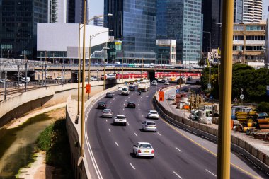 Tel Aviv, İsrail - 11 Nisan 2022 Tel Aviv 'deki Ayalon otoyolunda inşaat çalışmaları nedeniyle yoğun trafik sıkışıklığı yaşandı.