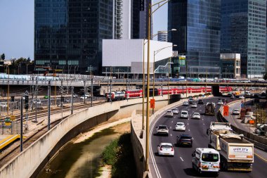 Tel Aviv, İsrail - 11 Nisan 2022 Tel Aviv 'deki Ayalon otoyolunda inşaat çalışmaları nedeniyle yoğun trafik sıkışıklığı yaşandı.